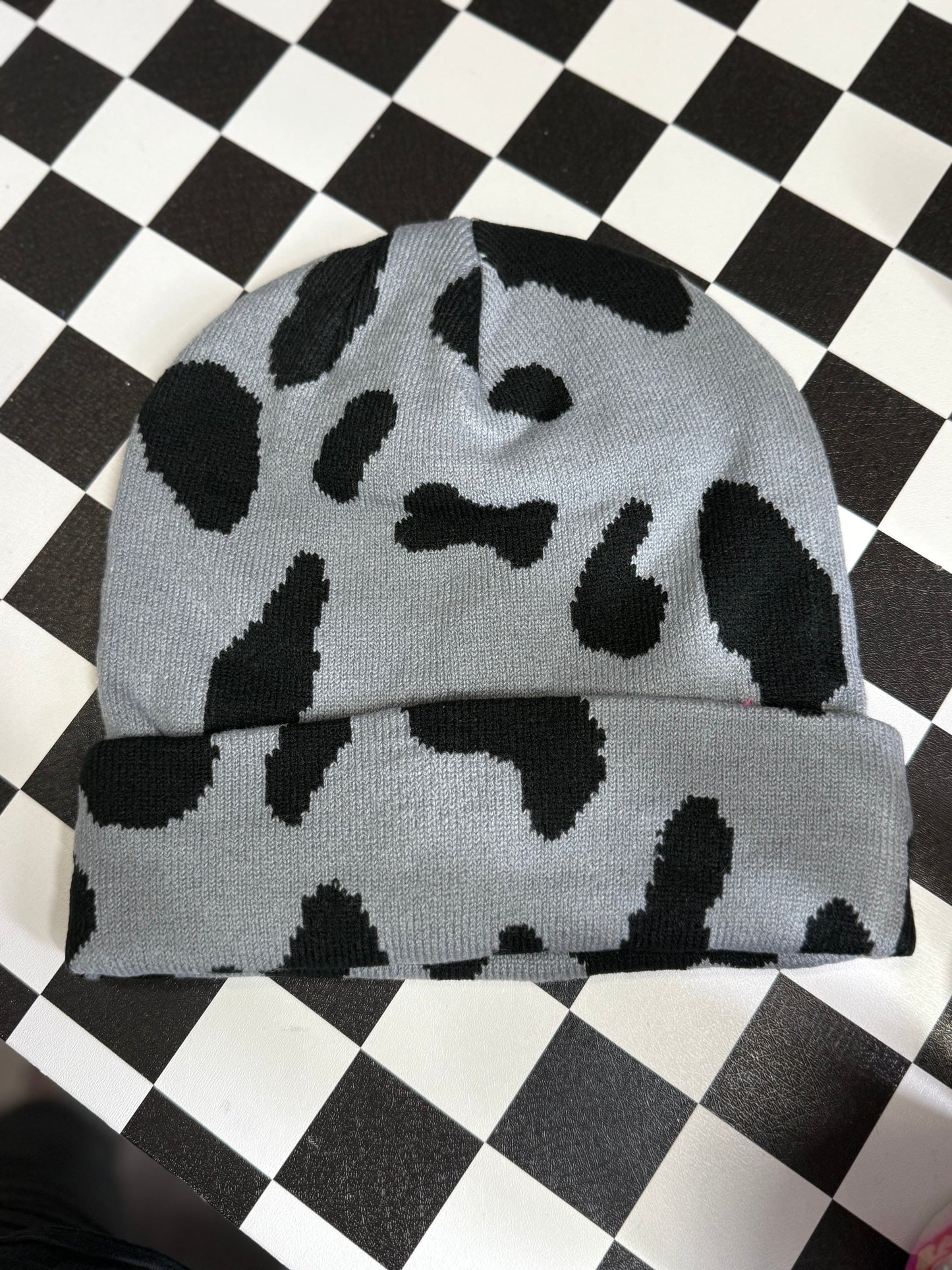 BEANIE-SPOTTED GRAY